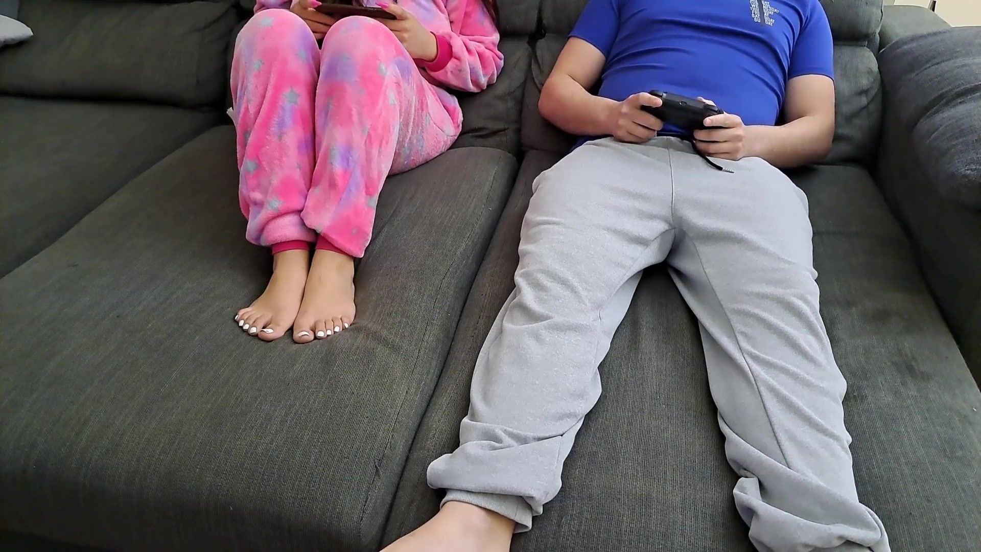 Free HD Stepsister sucks stepbrother and eats his sperm while he plays video games Porn Video