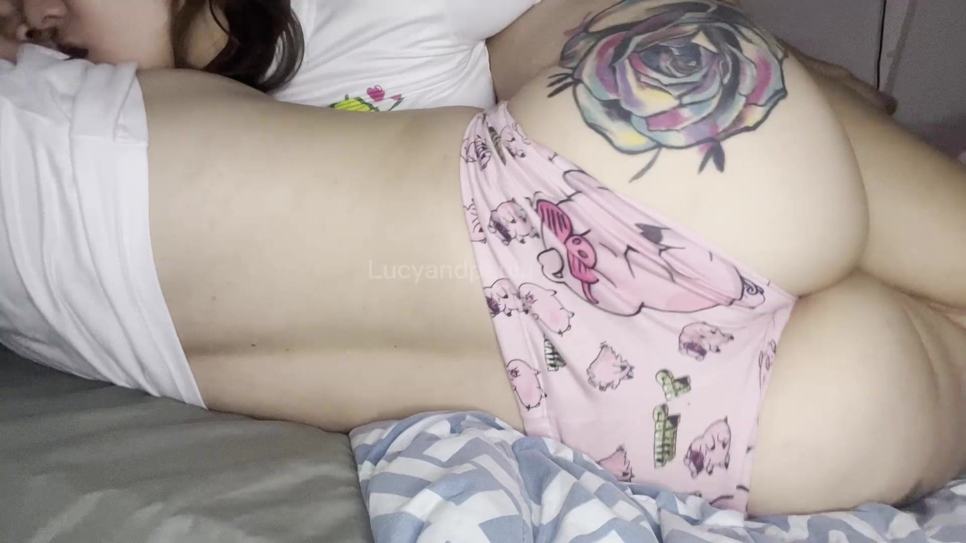 Rommy lesbians got horny at dawn, and they masturbate kissing deliciously