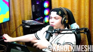 The Japanese girl was Peladinha on the Podcast, The Presenter couldn't stand it and went to suck her - Karol Kimeshi