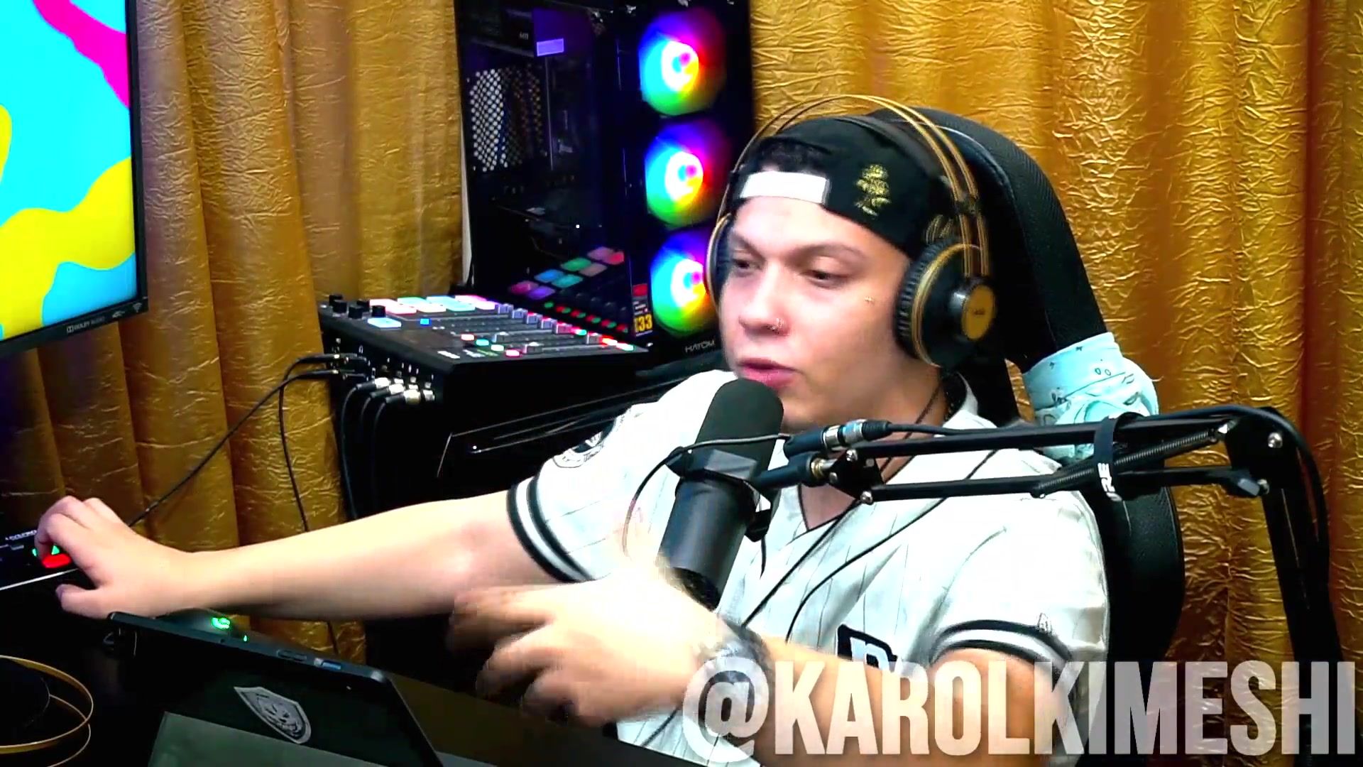 The Japanese girl was Peladinha on the Podcast, The Presenter couldn't stand it and went to suck her - Karol Kimeshi