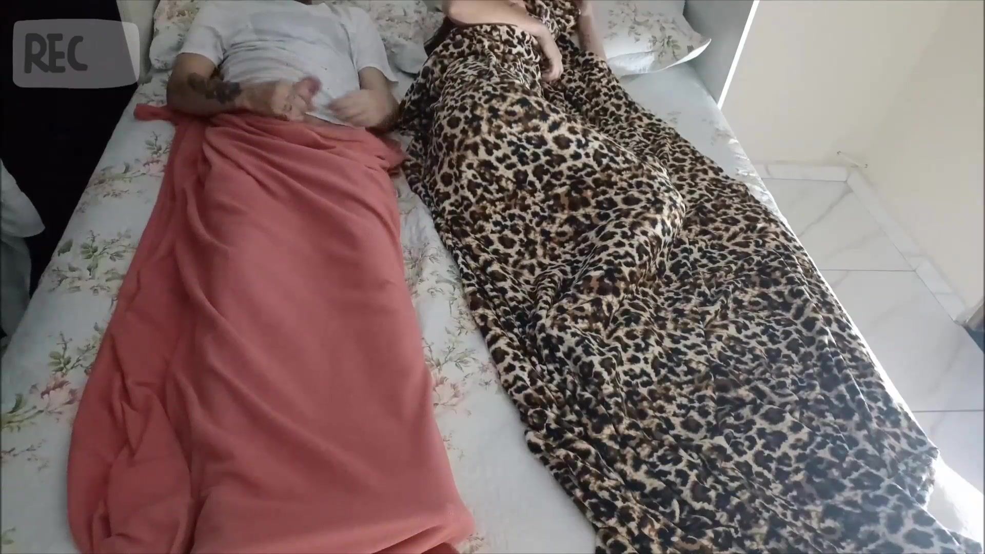 neighbor had to share a bed with the neighbor due to renovation! All assembled by the old