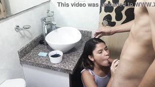 I INTERRUPTED MY STEPSISTER WHILE WASHING THE BATHROOM SO THAT SHE WOULD GIVE ME A DELICIOUS BLOWJOB (PART 1)