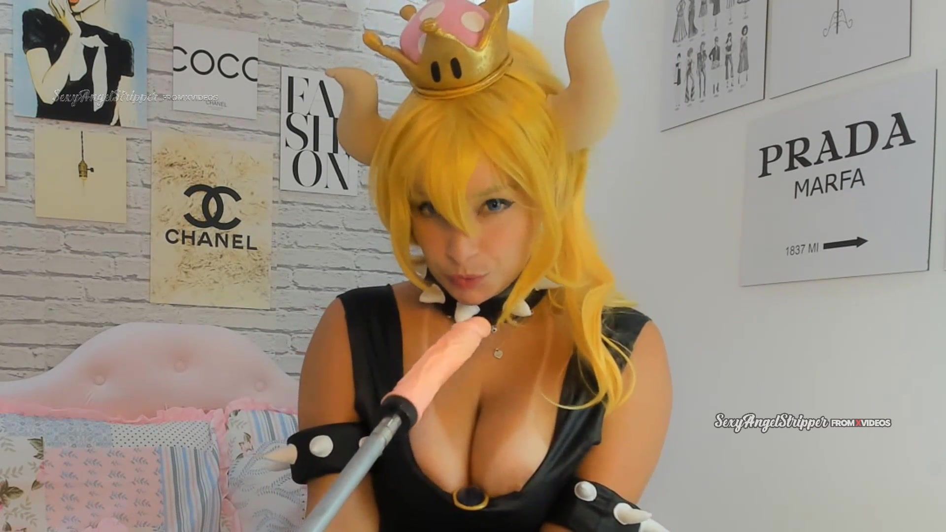 Bowsette cosplay from Mario Bros playing hard with the sex machine