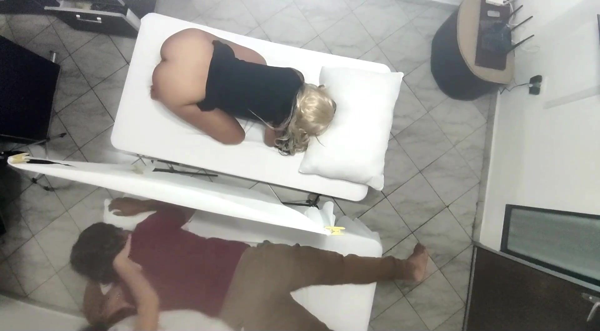 Erotic Massage on the Body of the Beautiful Wife next to her Husband in the Couples Massage Parlor It was Recorded How the Wife is Manipulated by the Doctor and Then Fucked next to her Husband NTR