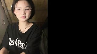 [吃瓜]软妹和渣男打视频自慰!被渣男录下自慰视频，这眼镜妹真清纯！！!(精品幺 女 君 羊 加钉钉：taozi6568)