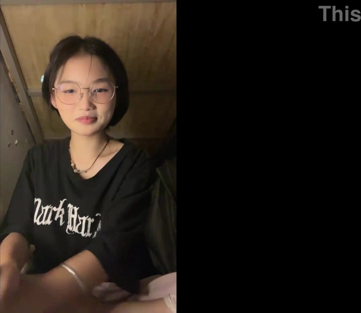 [吃瓜]软妹和渣男打视频自慰!被渣男录下自慰视频，这眼镜妹真清纯！！!(精品幺 女 君 羊 加钉钉：taozi6568)