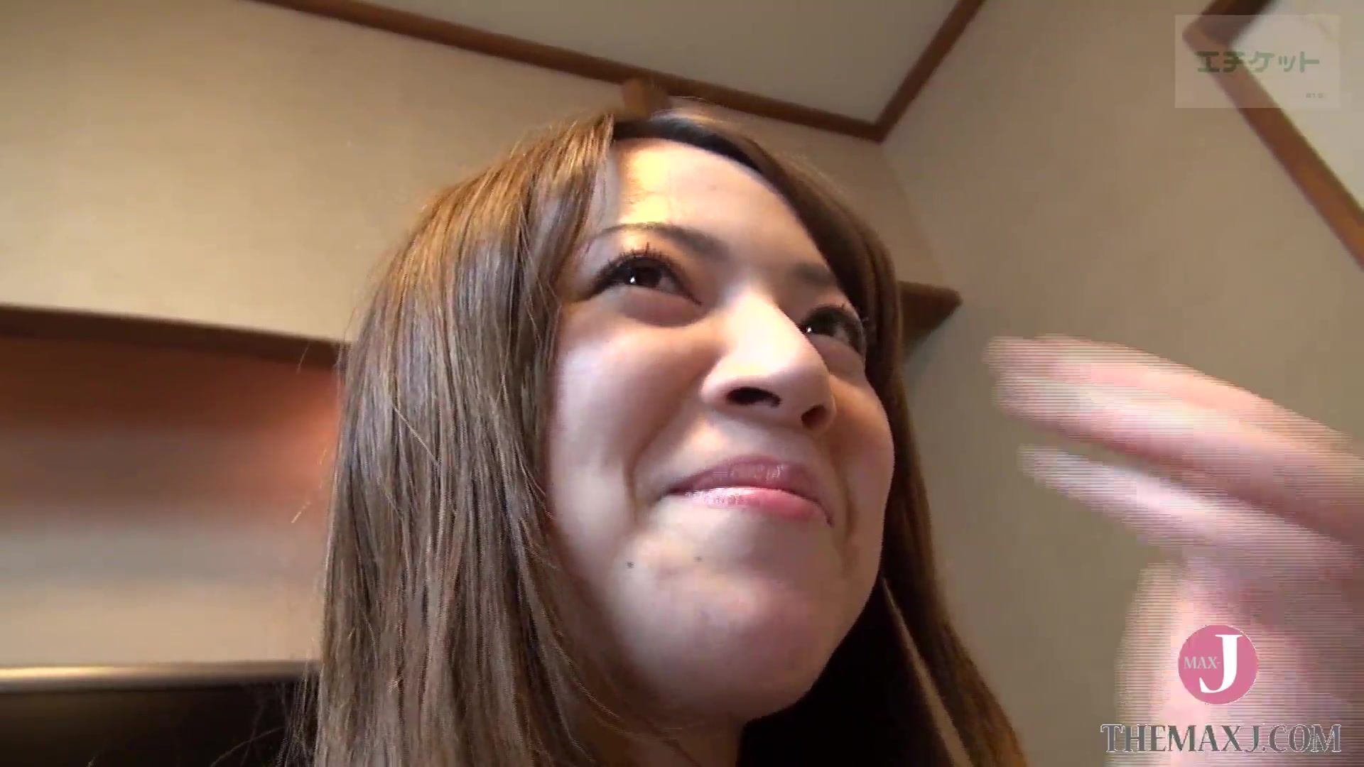 Don't mind the shame of the trip? She's so happy to have a dick bigger than her husband's! We got to work up a sexy sweat before getting into the hot springs with a married woman who was on a trip to relieve her husband's unfaithfulnes