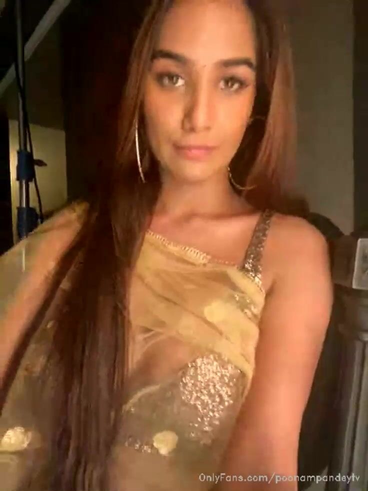 Poonampandeytv Desi Babe Wearing Hot Saree Nipple Slip Teasing OnlyFans Video