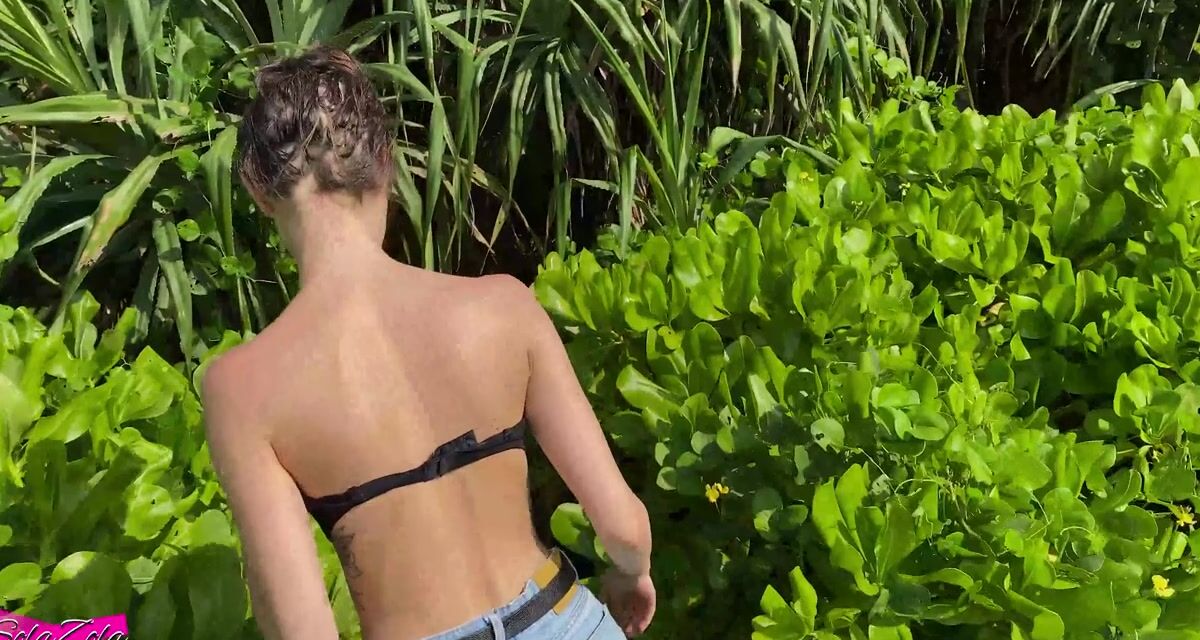 Solazola Gives A Stealthy Blowjob By The Shore
