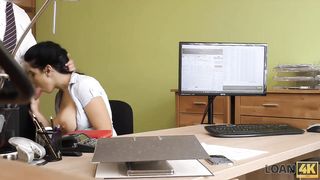 LOAN4K. Hottie e senza soldi quindi perché si toglie i vestiti