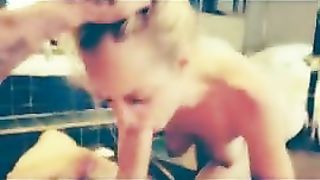 Petite blonde suce et ce la prend dans le cul