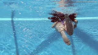 Swimming pool hottie Andreina in hot bikini