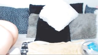 Self-fisting session for this camgirl
