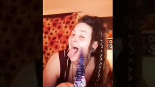 Nymphomane quebecoise s'amuse a deapthroat son bad dragon IKA