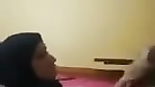 Marocain filme sa baise avec une femme voilée