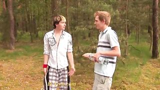 bisexual-teens-outdoors