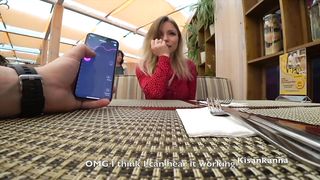 Молодая девушка получила оргазм в ресторане! Публичное кончание! Lovense