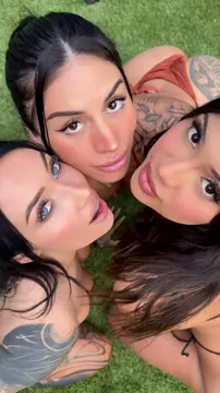 Good luck focusing with all this sin in one frame 😈 @BreezyFoxx_ @lildedjanet