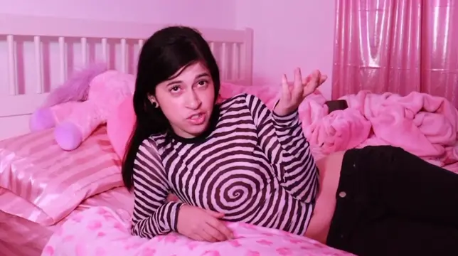 Make out with her straight roommate for the first time girlskissing