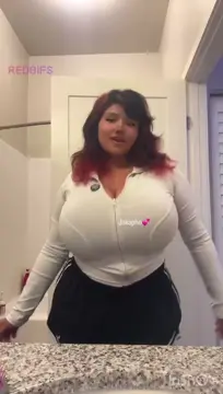 Massive tits reveal MacromastiaIRL